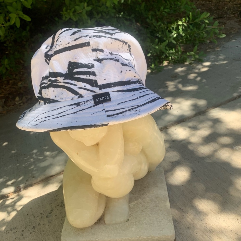 Stamping bucket hat black and white